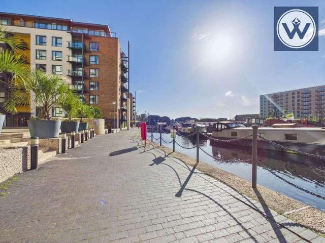 Flat for sale in Boardwalk Place, Blackwall