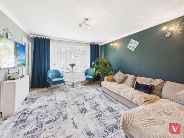 Flat for sale in Sundon Park, Luton