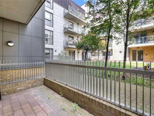 Flat for sale in Ratcliffe, Limehouse