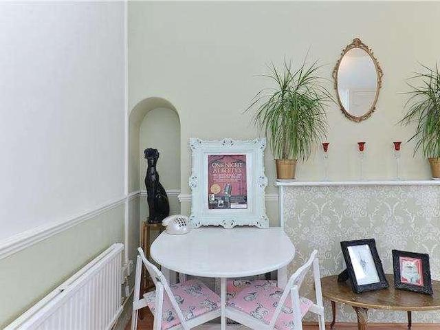 Flat for sale in Limehouse, Greater London