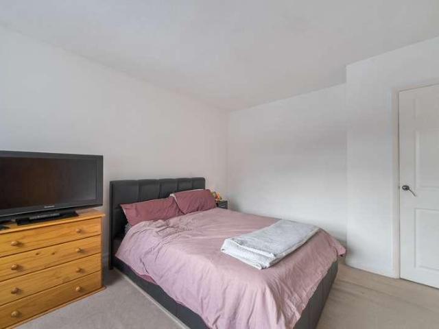 Flat for sale in Woking, Surrey