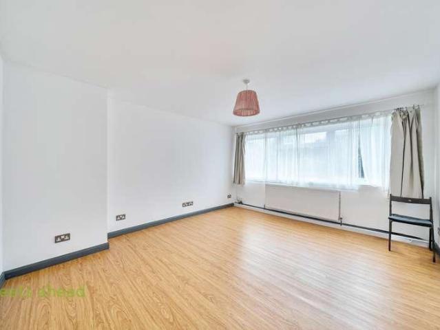 Flat for sale in London Borough of Croydon, Addiscombe