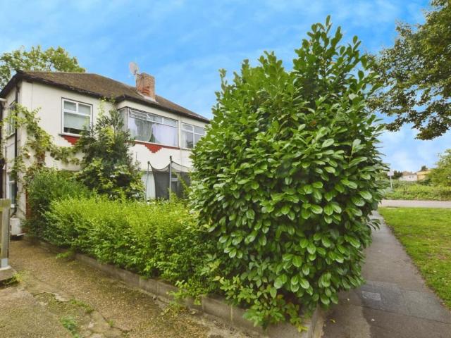 Flat for sale in Woodford, Greater London