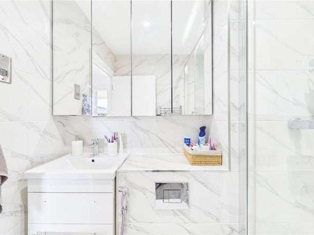 Flat for sale in London Borough of Ealing, Hanwell