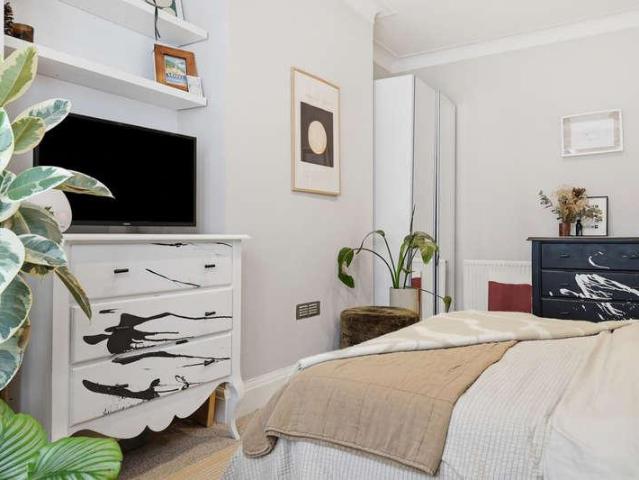 Flat for sale in Palmers Green, Greater London