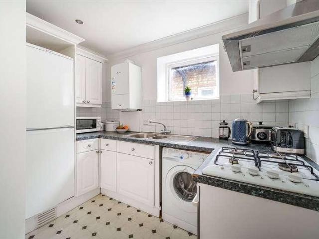 Flat for sale in Surbiton, Greater London