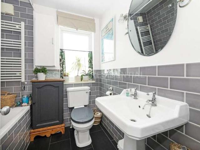 Flat for sale in New Malden, Greater London