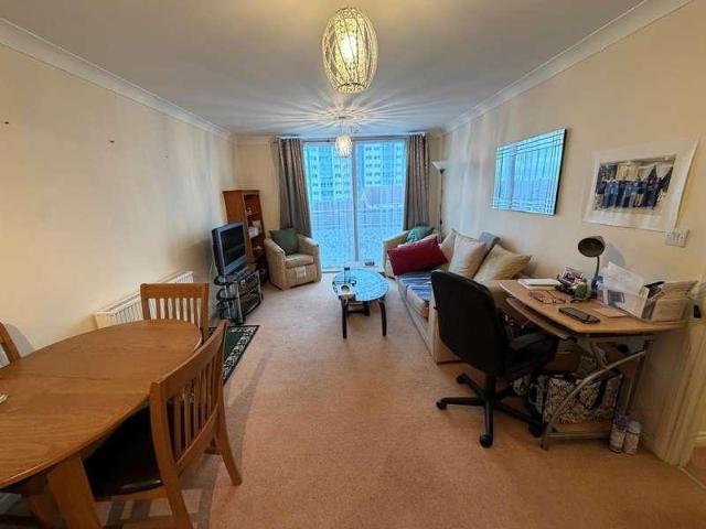 Flat for sale in London Borough of Hounslow, Greater London