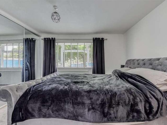 Flat for sale in Woodmansterne, Red Hill
