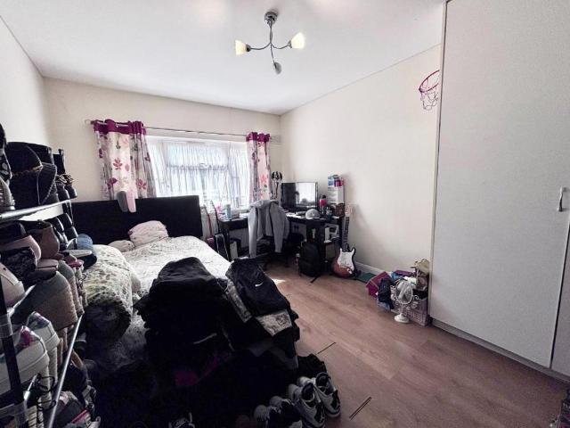 Flat for sale in Hayes, Greater London
