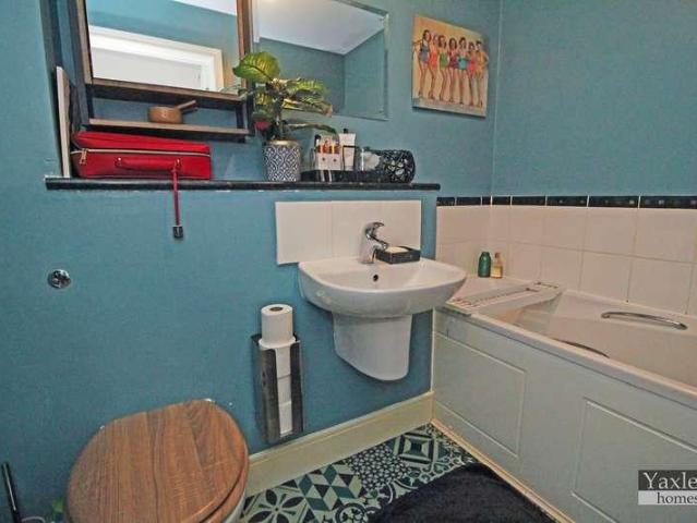 Flat for sale in Chipping Hill, Essex
