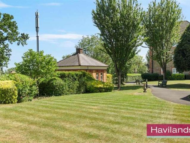 Flat for sale in Southgate, Greater London