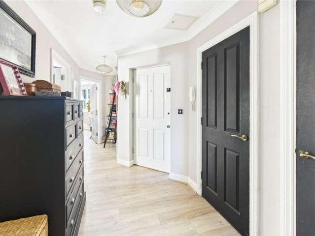 Flat for sale in Herne Hill, Greater London