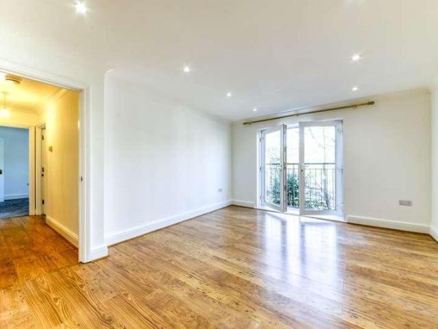 Flat for sale in Hillview, Surrey