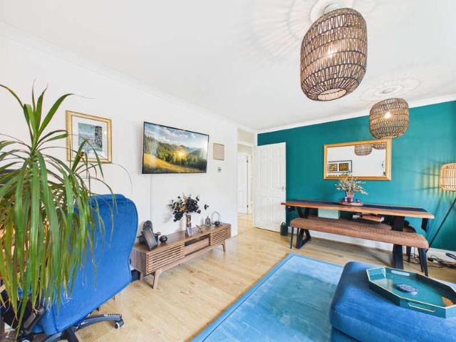 Flat for sale in Lunnon, Buckinghamshire
