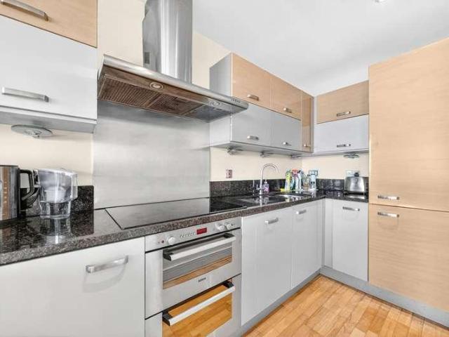 Flat for sale in North Finchley, Greater London