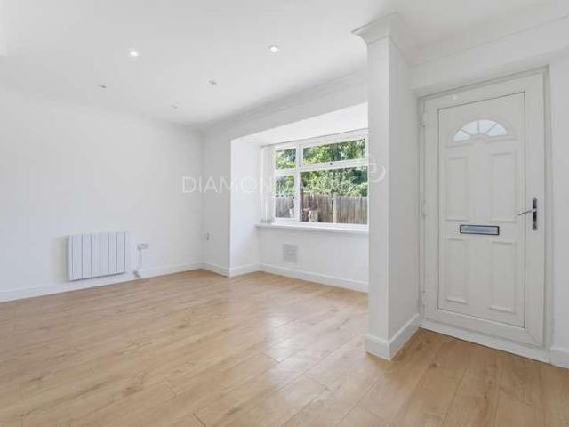 Flat for sale in London Borough of Hounslow, Greater London