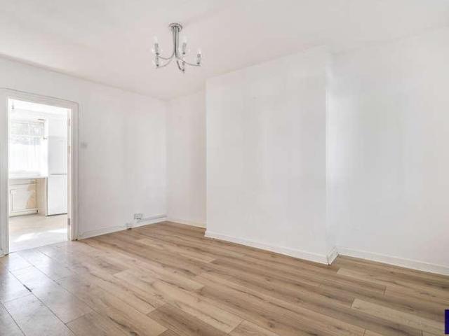 Flat for sale in Stoke Newington, Greater London
