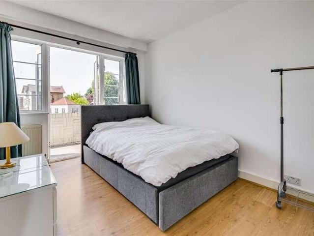 Flat for sale in London Borough of Hounslow, Strand