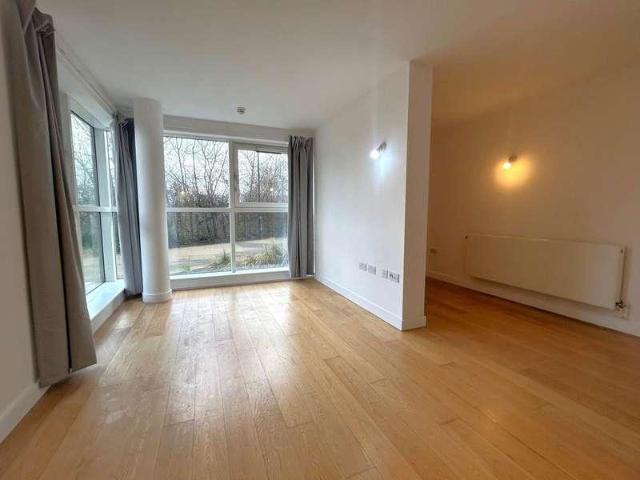 Flat for sale in Hayes, Greater London