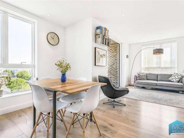 Flat for sale in Hornsey, Greater London