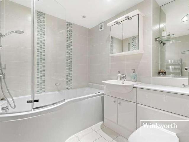 Flat for sale in New Barnet, Greater London