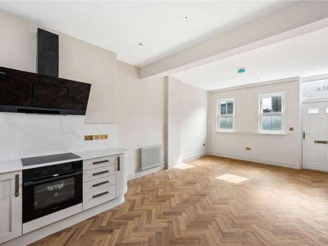 Flat for sale in De Beauvoir Town, Greater London