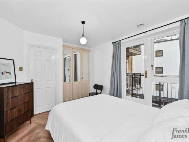 Flat for sale in Ratcliffe, Greater London