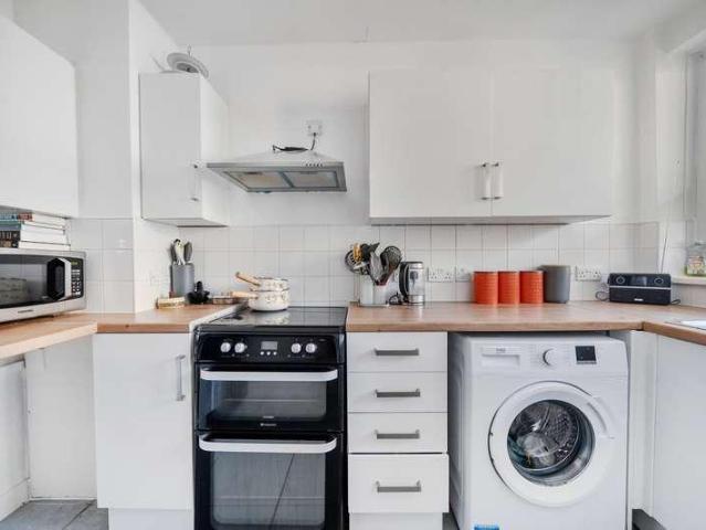 Flat for sale in London Borough of Lewisham, Forest Hill