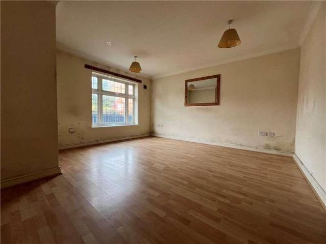 Flat for sale in Heol-las, Surrey