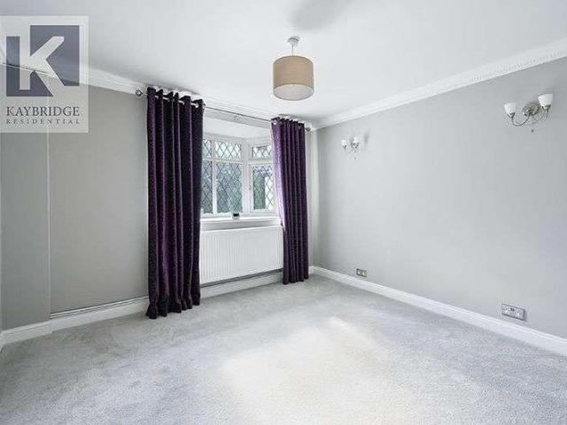 Flat for sale in Stoneleigh, Ewell