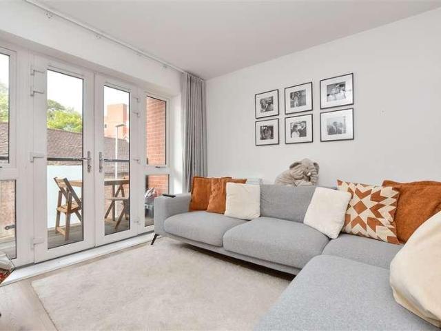 Flat for sale in Hackbridge, Greater London