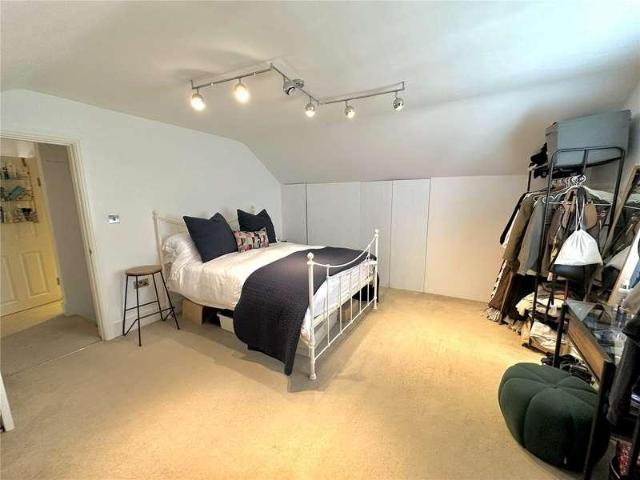 Flat for sale in Croydon, Waddon