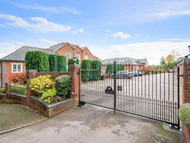 Flat for sale in Red Hill, Surrey