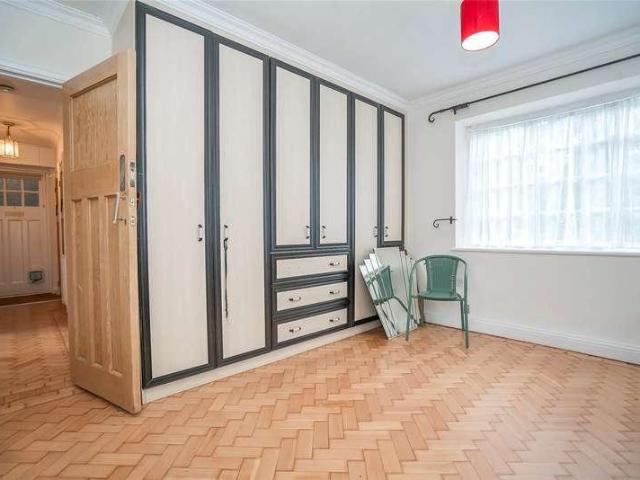 Flat for sale in Finchley, Greater London