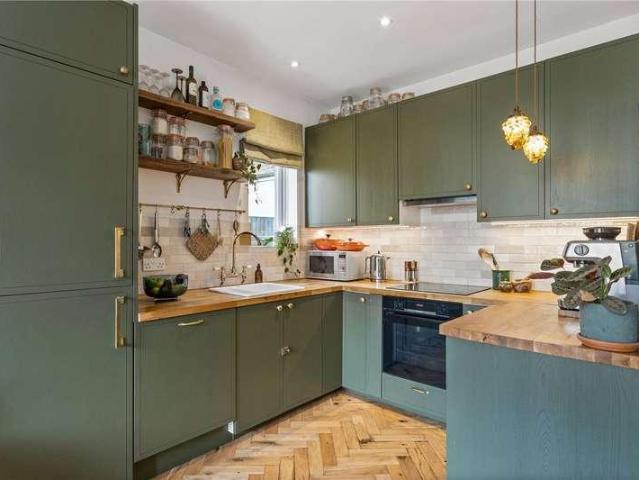 Flat for sale in Furzedown, Greater London