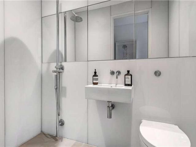 Flat for sale in Kennington, Greater London