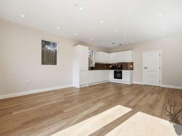 Flat for sale in Chigwell, Epping