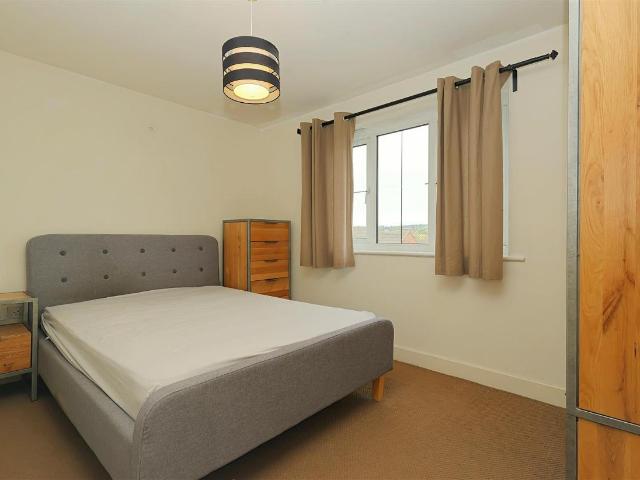 Flat for sale in Farsley, West Yorkshire