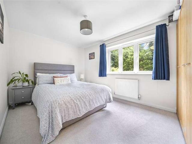 Flat for sale in Heol-las, Surrey