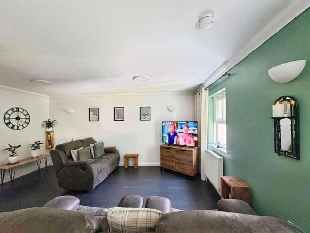 Flat for sale in East Cowes, Isle Of Wight