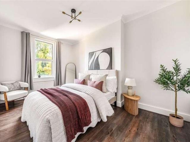 Flat for sale in New Southgate, Greater London
