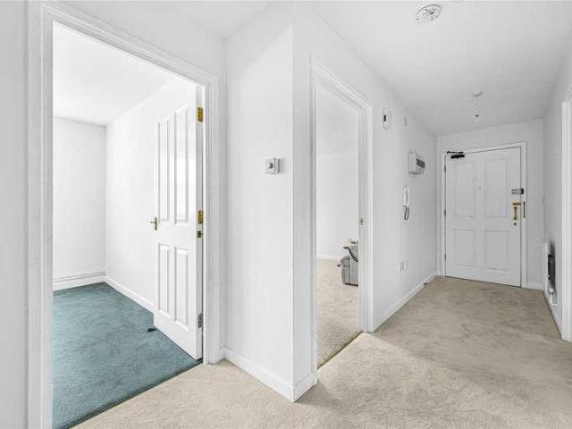 Flat for sale in Woking, Surrey