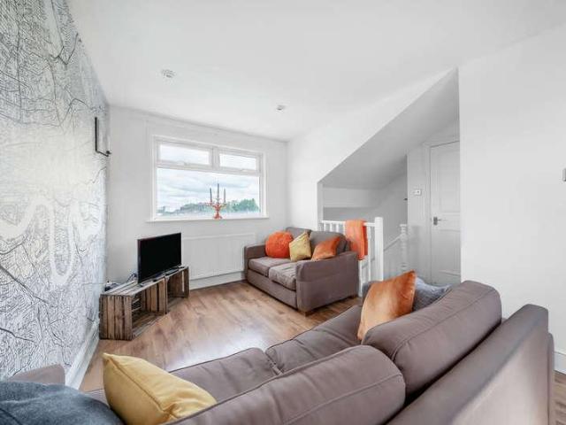Flat for sale in Archway, Greater London