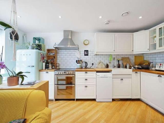 Flat for sale in London Borough of Croydon, Thornton Heath