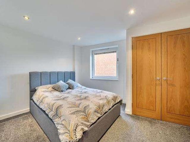 Flat for sale in Heol-las, Surrey