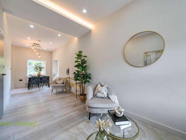 Flat for sale in London Borough of Croydon, Greater London