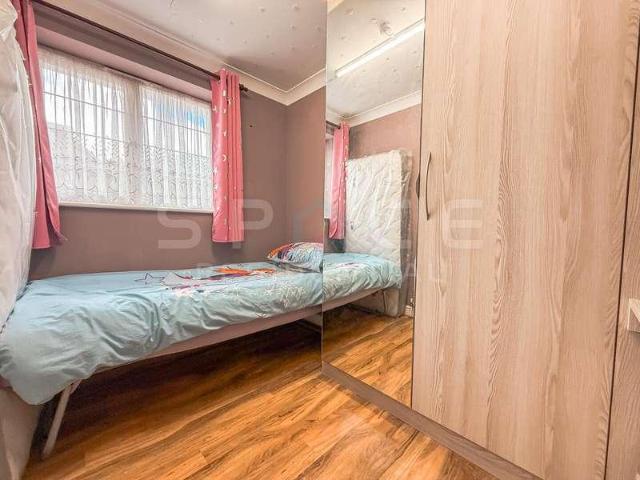 Flat for sale in Broadfields, Greater London