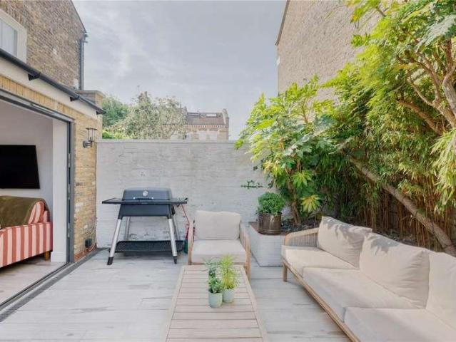 Flat for sale in Clapham Junction, Greater London
