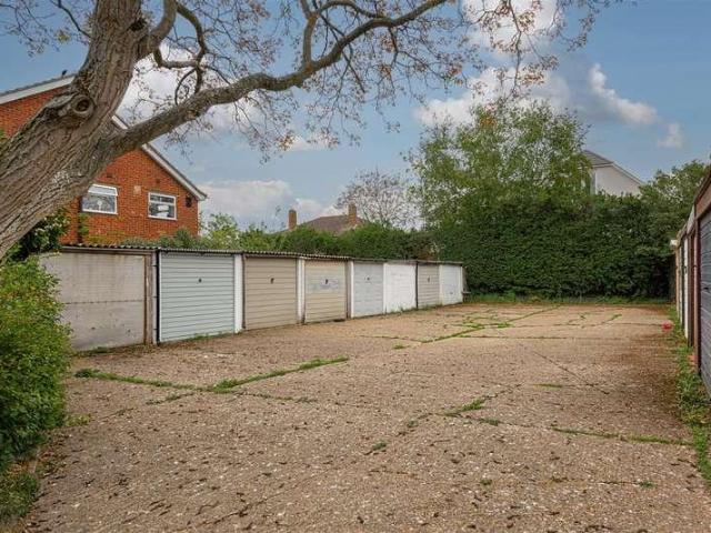 Flat for sale in Woodcote, Epsom